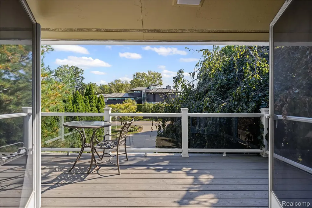 2372 Pine Lake Road West Bloomfield Charter Township MI 48324