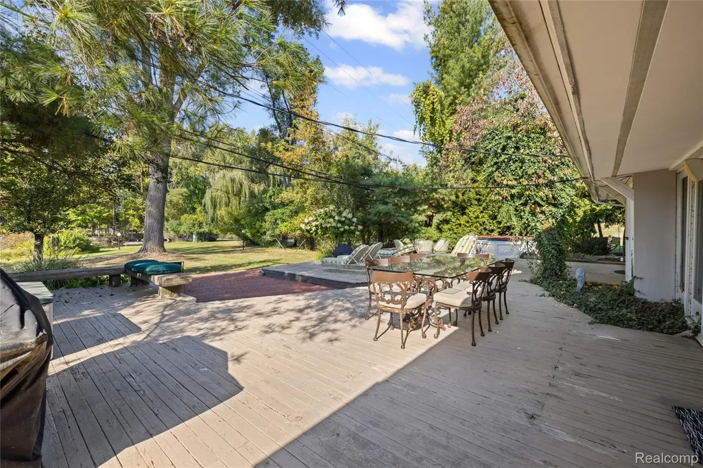 2372 Pine Lake Road West Bloomfield Charter Township MI 48324
