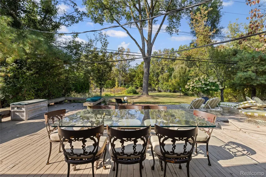 2372 Pine Lake Road West Bloomfield Charter Township MI 48324