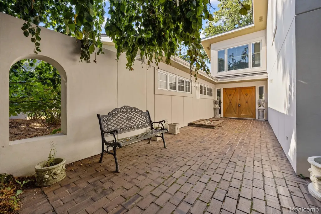 2372 Pine Lake Road West Bloomfield Charter Township MI 48324