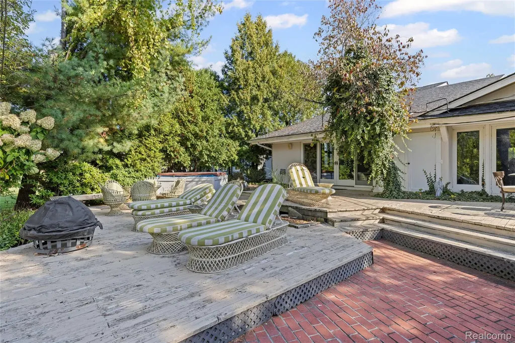 2372 Pine Lake Road West Bloomfield Charter Township MI 48324