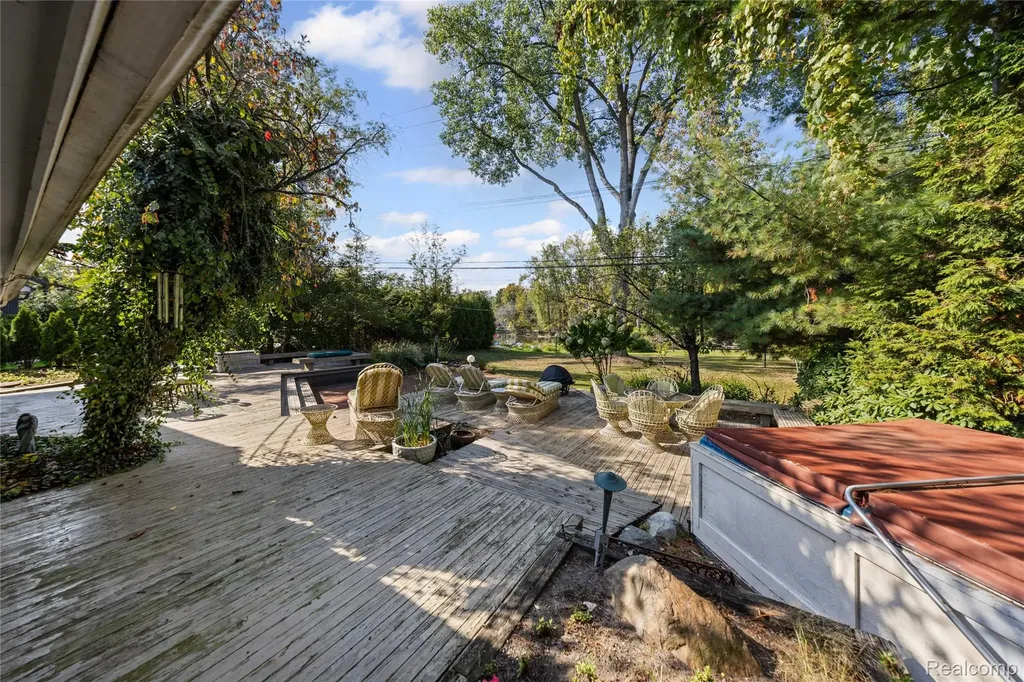 2372 Pine Lake Road West Bloomfield Charter Township MI 48324