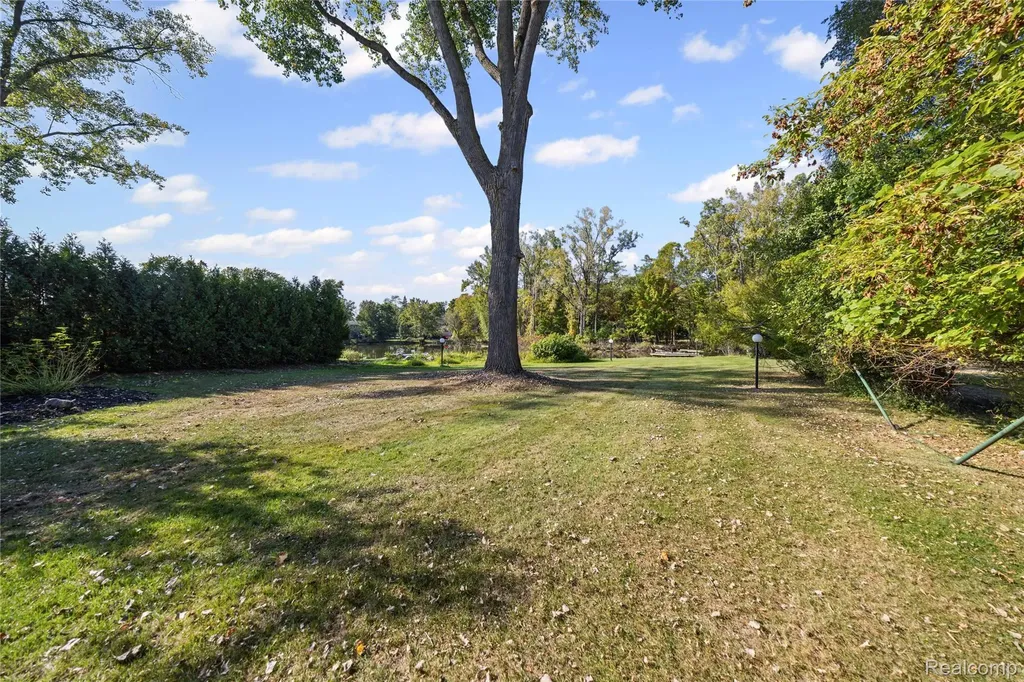 2372 Pine Lake Road West Bloomfield Charter Township MI 48324