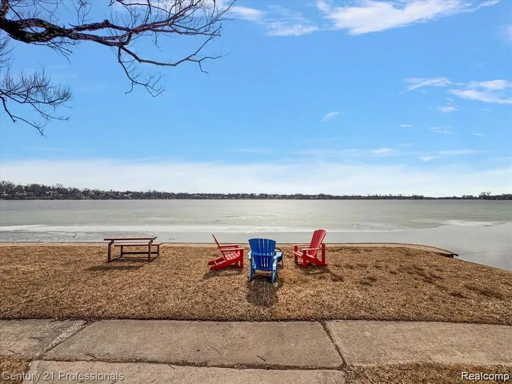 2372 Pine Lake Road West Bloomfield Charter Township MI 48324