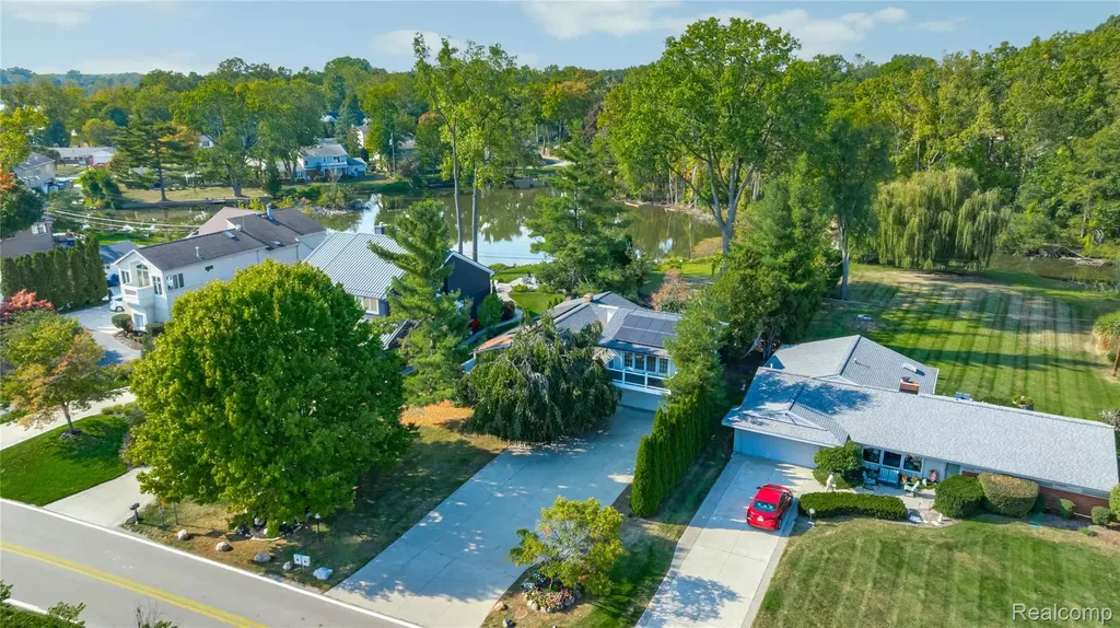2372 Pine Lake Road West Bloomfield Charter Township MI 48324