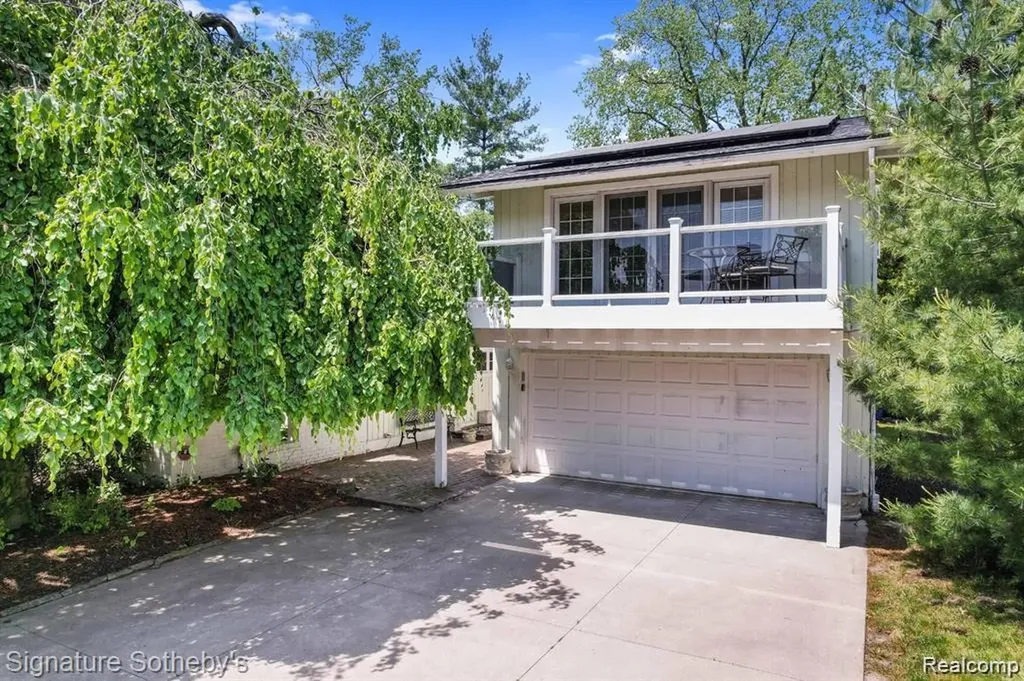 2372 Pine Lake Road West Bloomfield Charter Township MI 48324