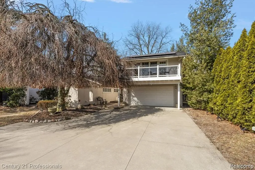 2372 Pine Lake Road West Bloomfield Charter Township MI 48324