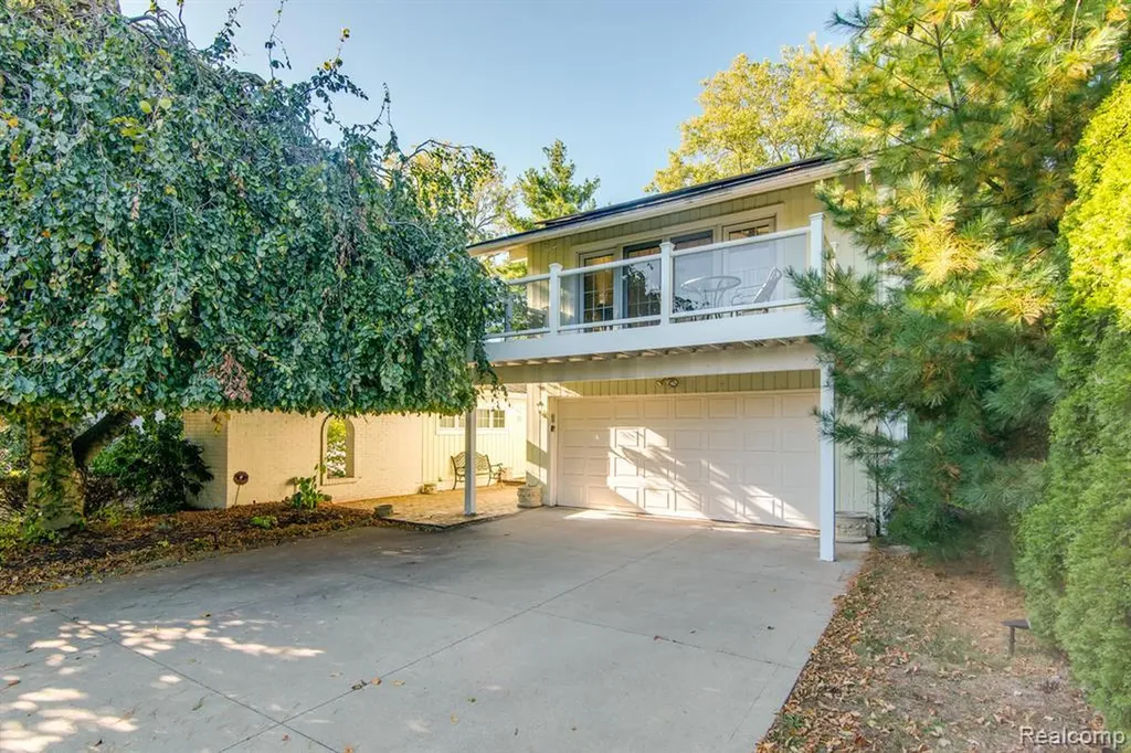 2372 Pine Lake Road West Bloomfield Charter Township MI 48324