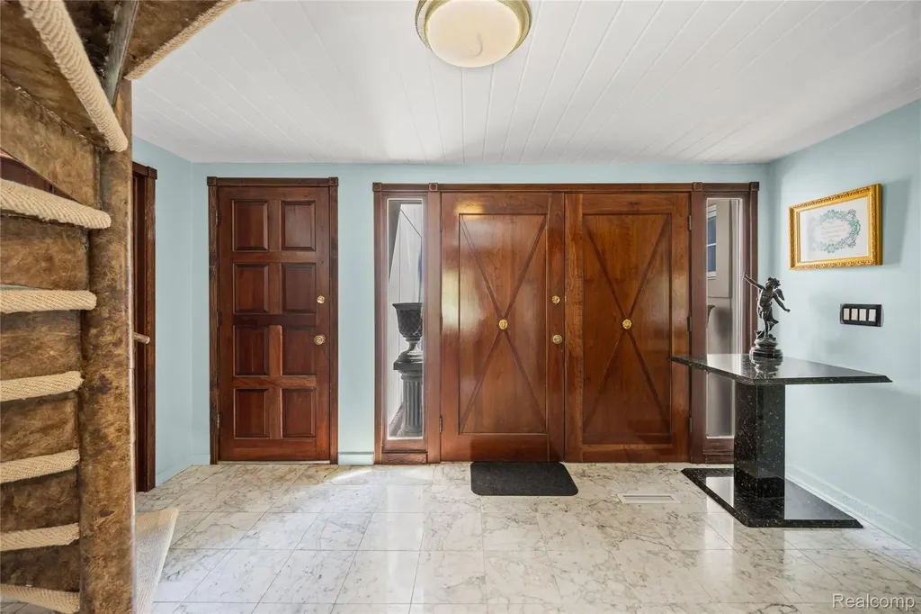2372 Pine Lake Road West Bloomfield Charter Township MI 48324