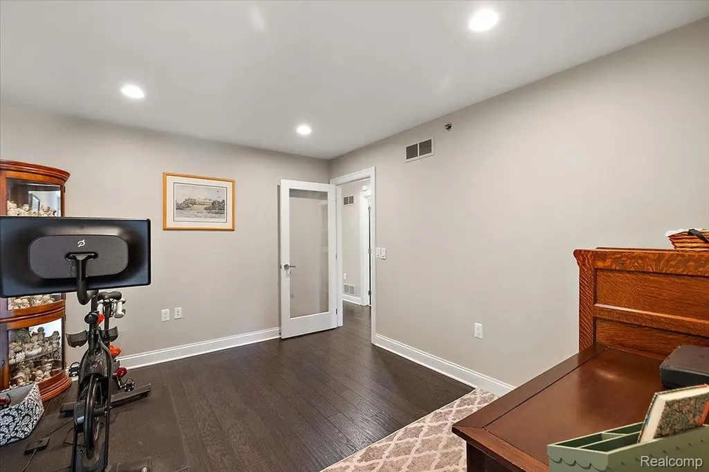 1009 S Washington Avenue S Royal Oak City MI 48067