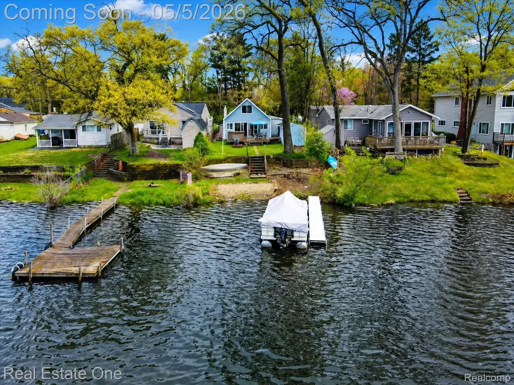9590 Roundlake Boulevard White Lake Charter Township MI 48386