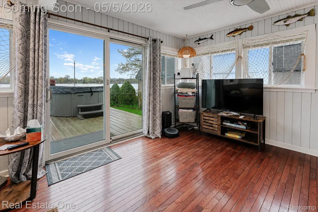 9590 Roundlake Boulevard White Lake Charter Township MI 48386