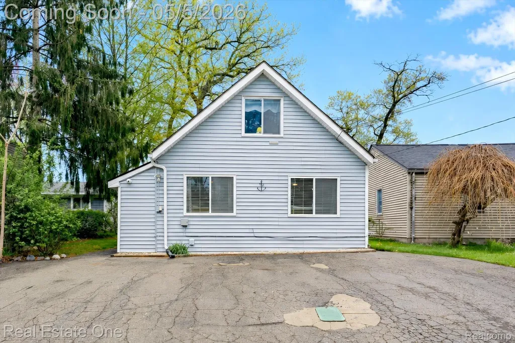 9590 Roundlake Boulevard White Lake Charter Township MI 48386