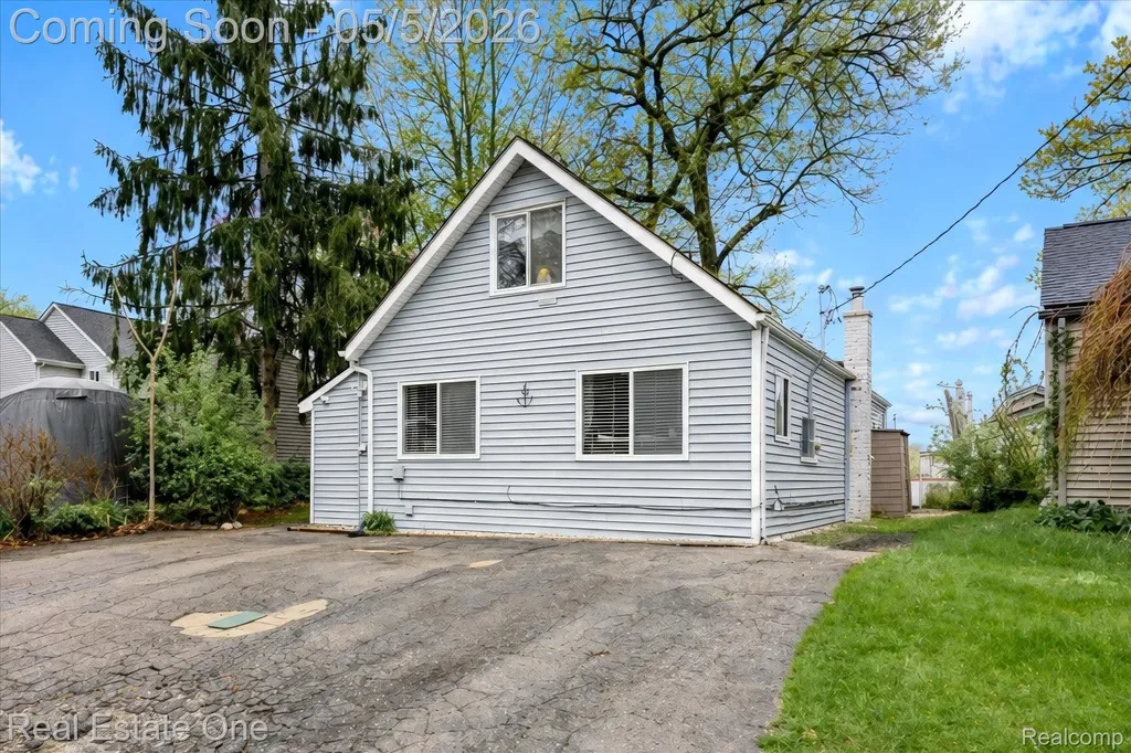 9590 Roundlake Boulevard White Lake Charter Township MI 48386