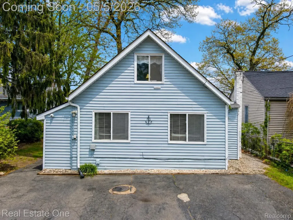9590 Roundlake Boulevard White Lake Charter Township MI 48386