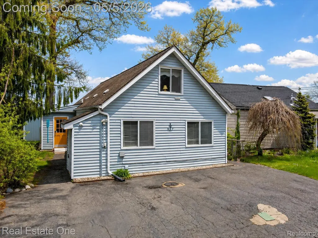 9590 Roundlake Boulevard White Lake Charter Township MI 48386
