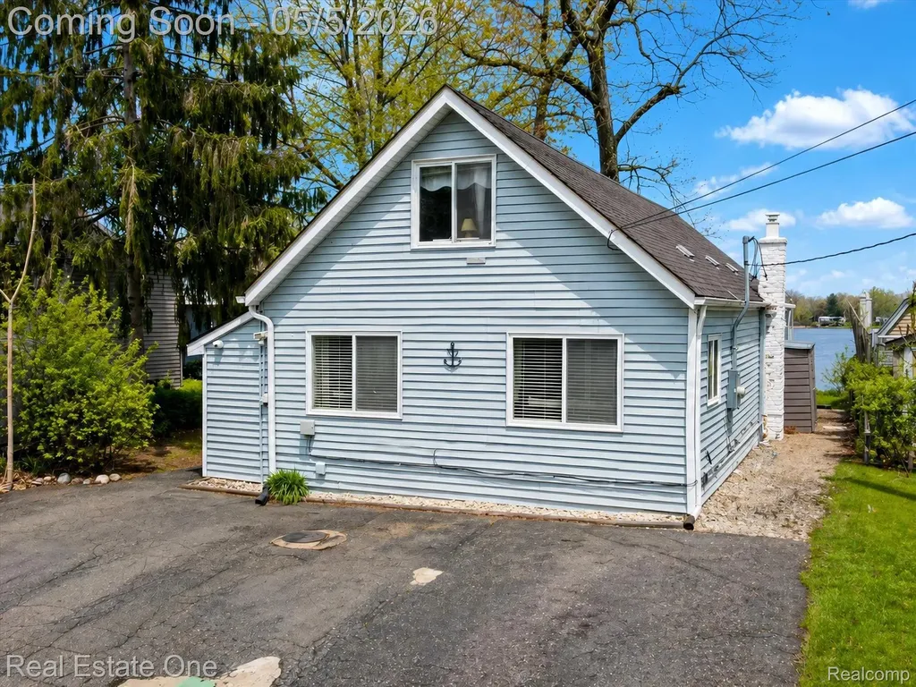 9590 Roundlake Boulevard White Lake Charter Township MI 48386