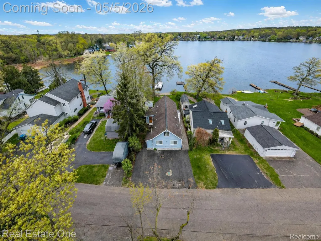 9590 Roundlake Boulevard White Lake Charter Township MI 48386