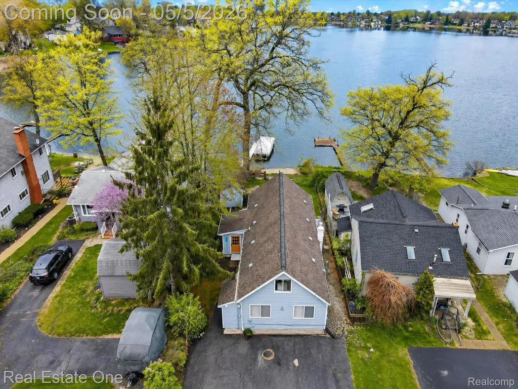 9590 Roundlake Boulevard White Lake Charter Township MI 48386