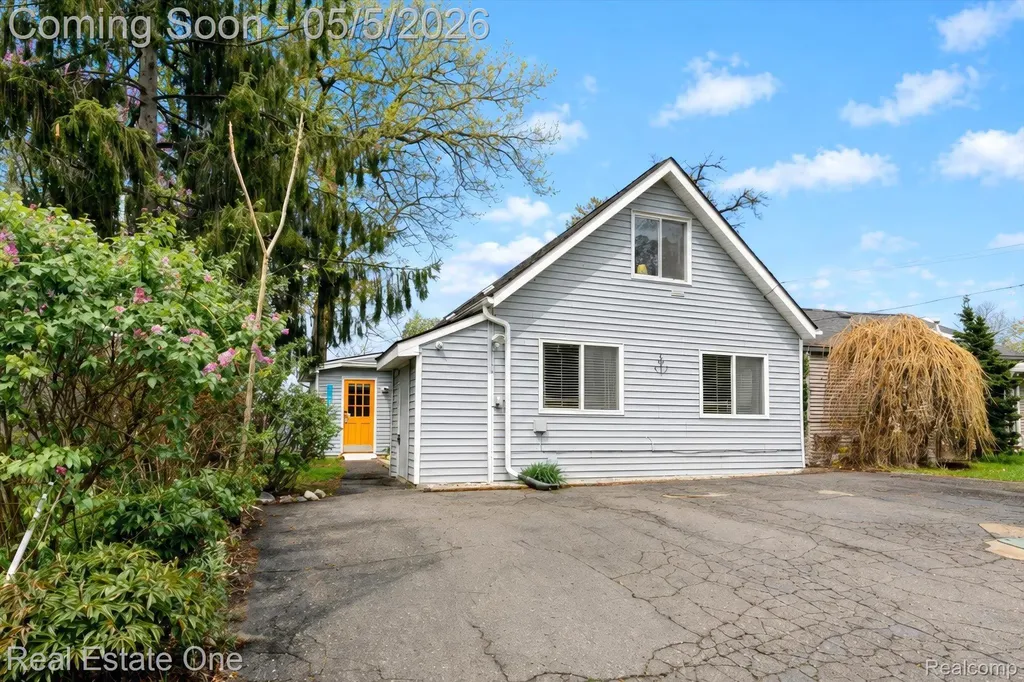9590 Roundlake Boulevard White Lake Charter Township MI 48386