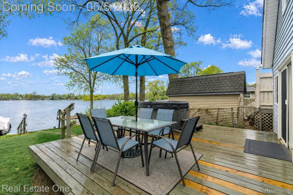 9590 Roundlake Boulevard White Lake Charter Township MI 48386