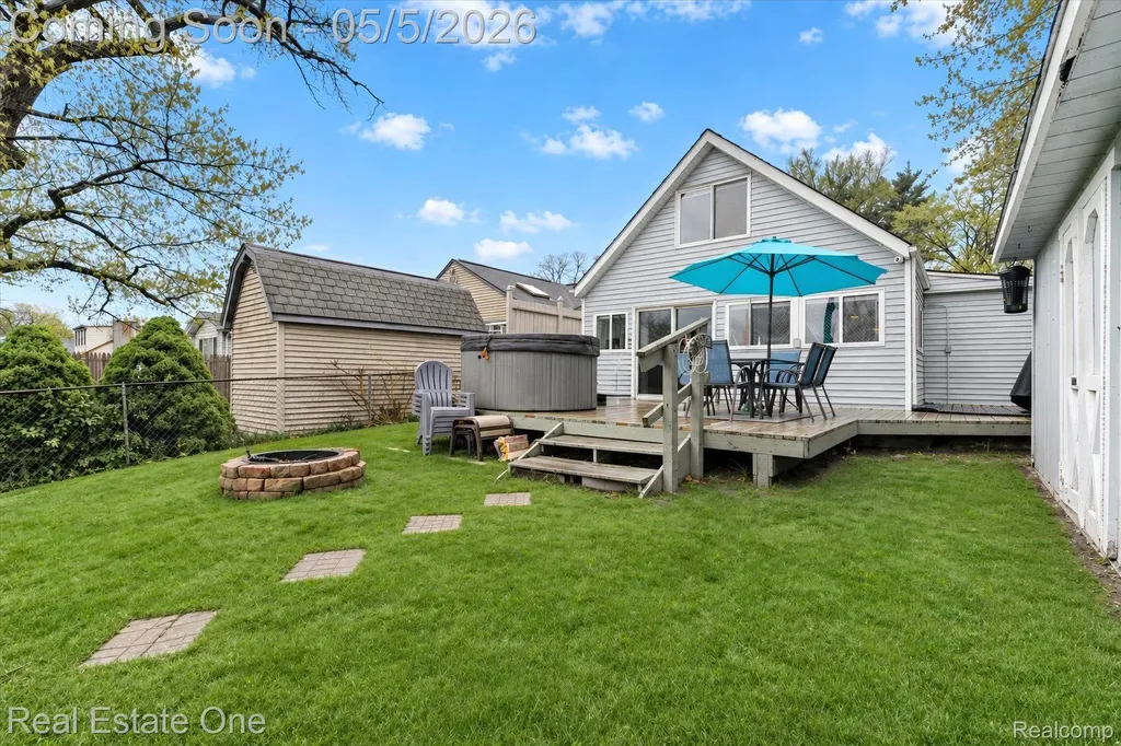 9590 Roundlake Boulevard White Lake Charter Township MI 48386