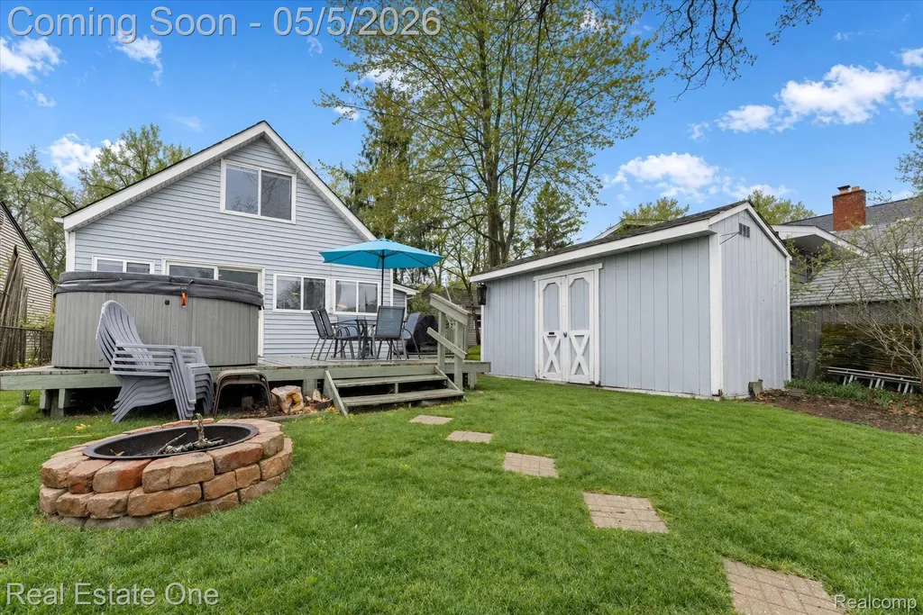9590 Roundlake Boulevard White Lake Charter Township MI 48386