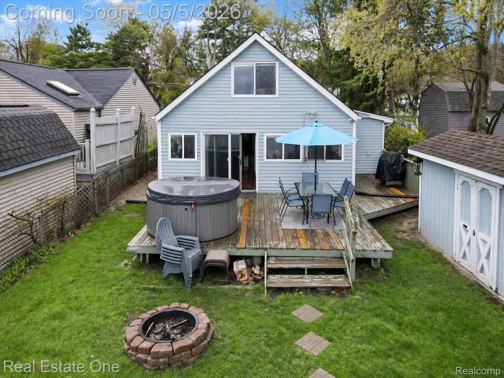 9590 Roundlake Boulevard White Lake Charter Township MI 48386