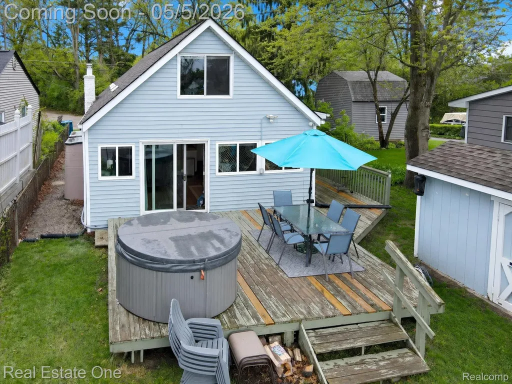 9590 Roundlake Boulevard White Lake Charter Township MI 48386