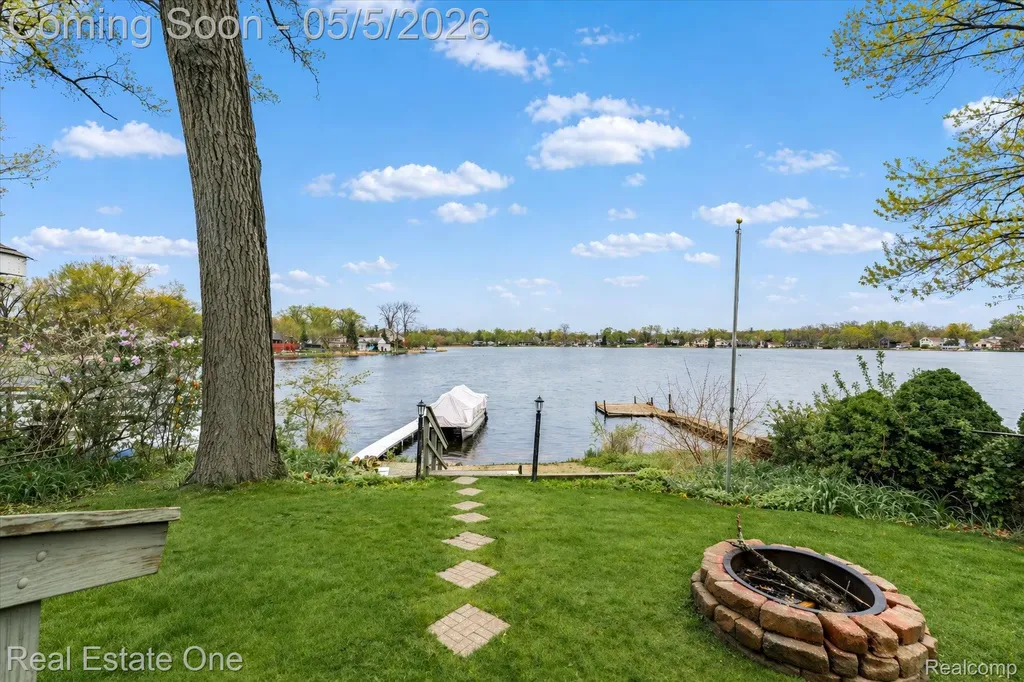 9590 Roundlake Boulevard White Lake Charter Township MI 48386