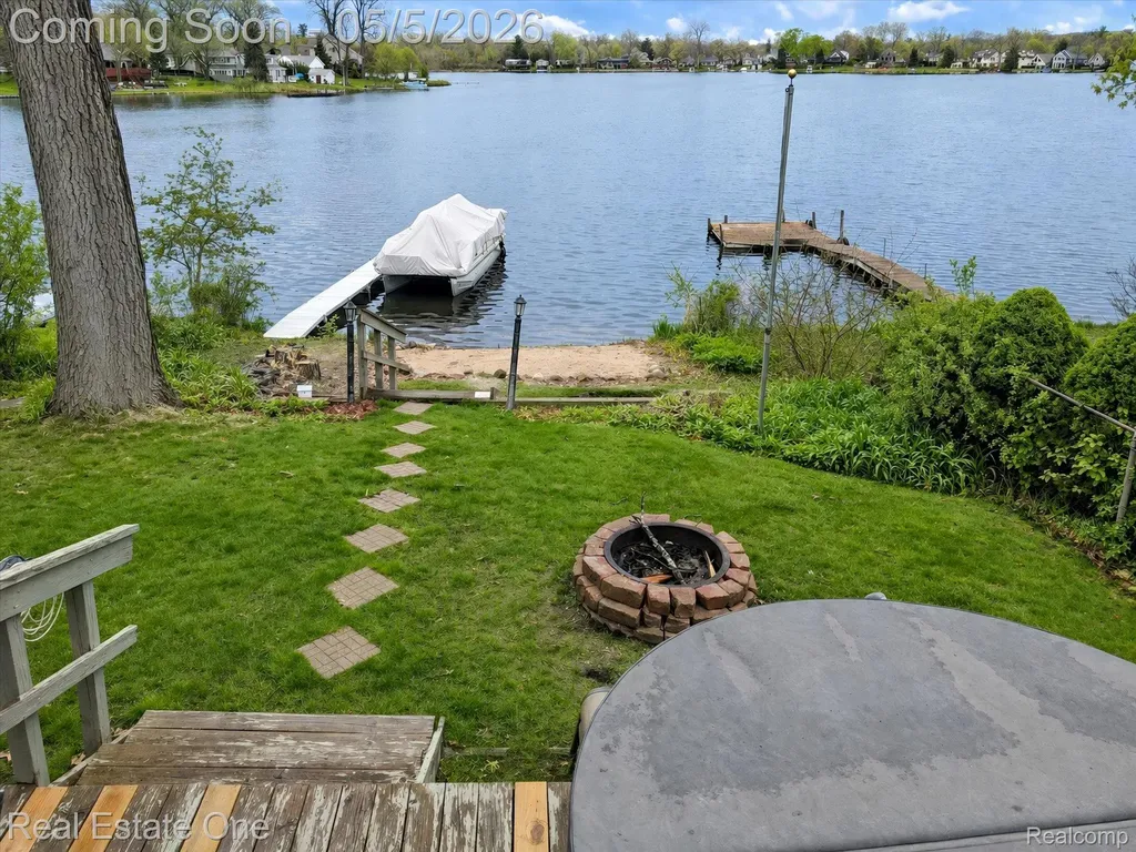 9590 Roundlake Boulevard White Lake Charter Township MI 48386