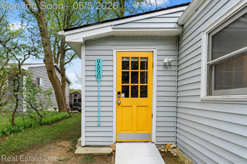9590 Roundlake Boulevard White Lake Charter Township MI 48386