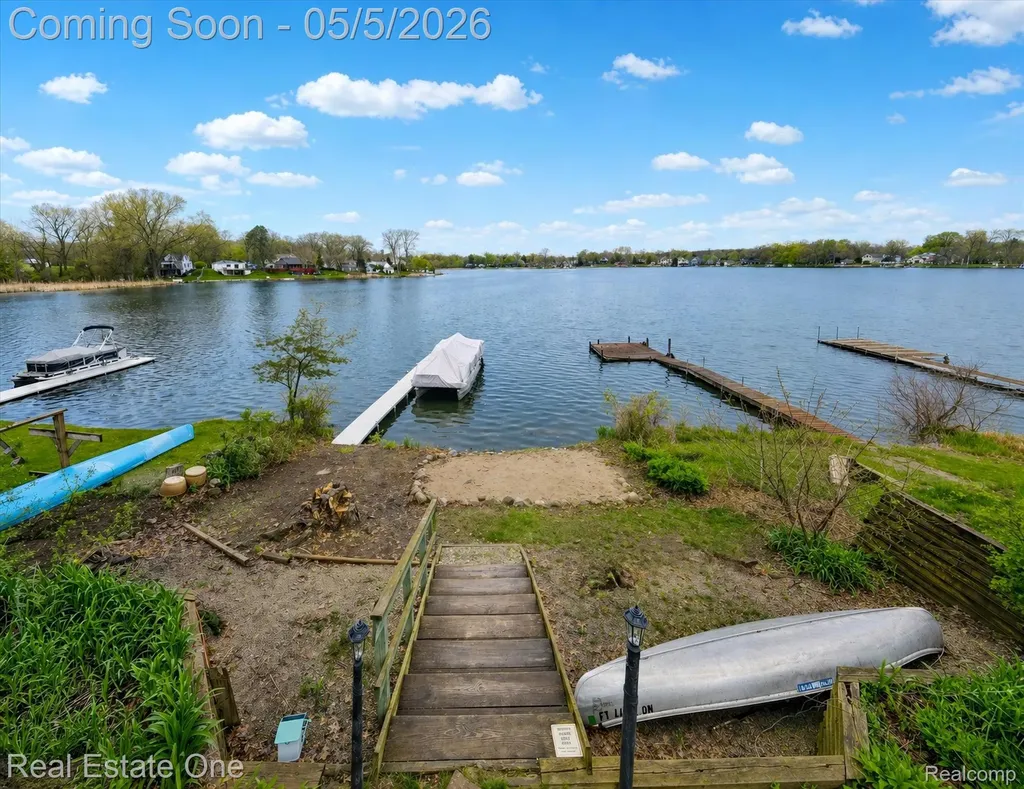 9590 Roundlake Boulevard White Lake Charter Township MI 48386