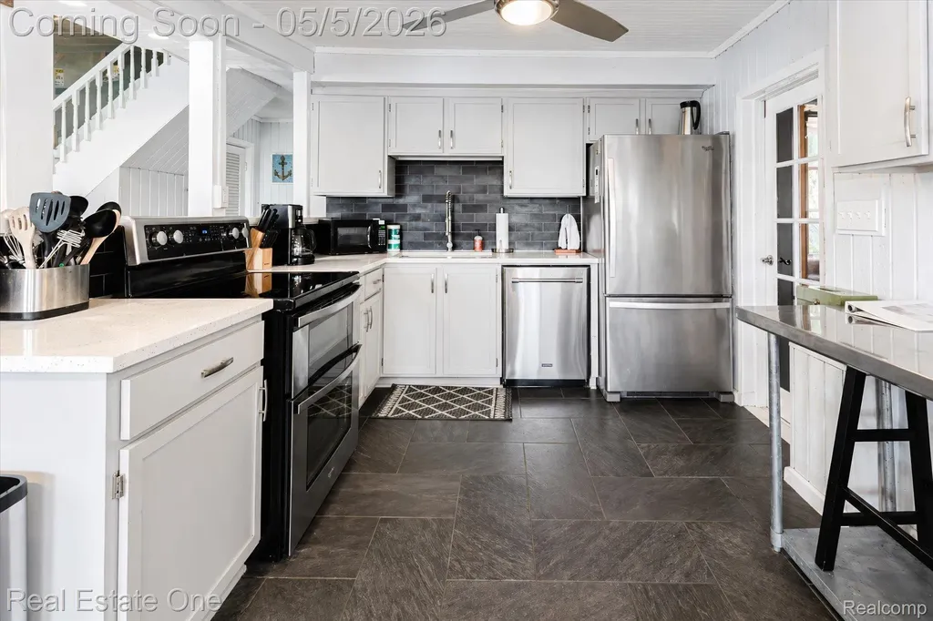 9590 Roundlake Boulevard White Lake Charter Township MI 48386