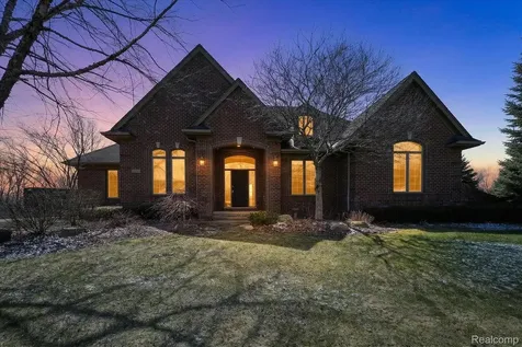 2591 Overbrook Highland Charter Township MI 48357