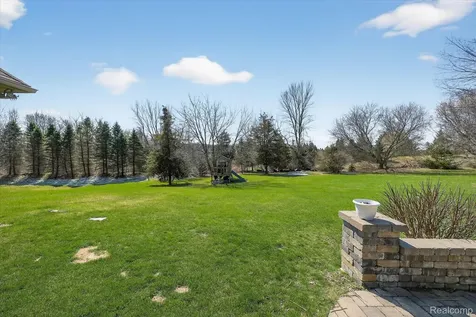 2591 Overbrook Highland Charter Township MI 48357