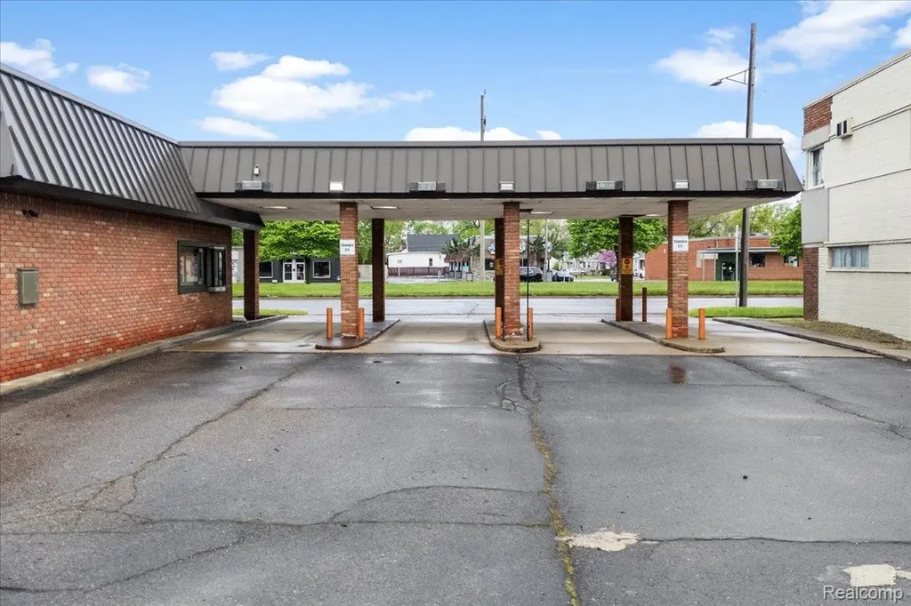 3461 Fort Street Lincoln Park City MI 48146