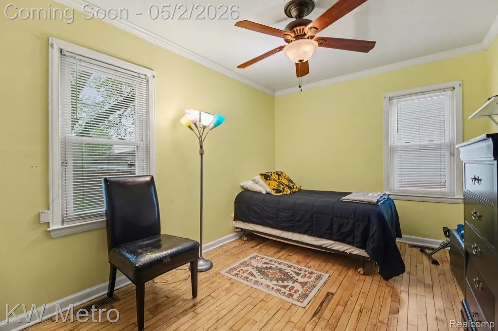 21945 Cyman Avenue Warren City MI 48091