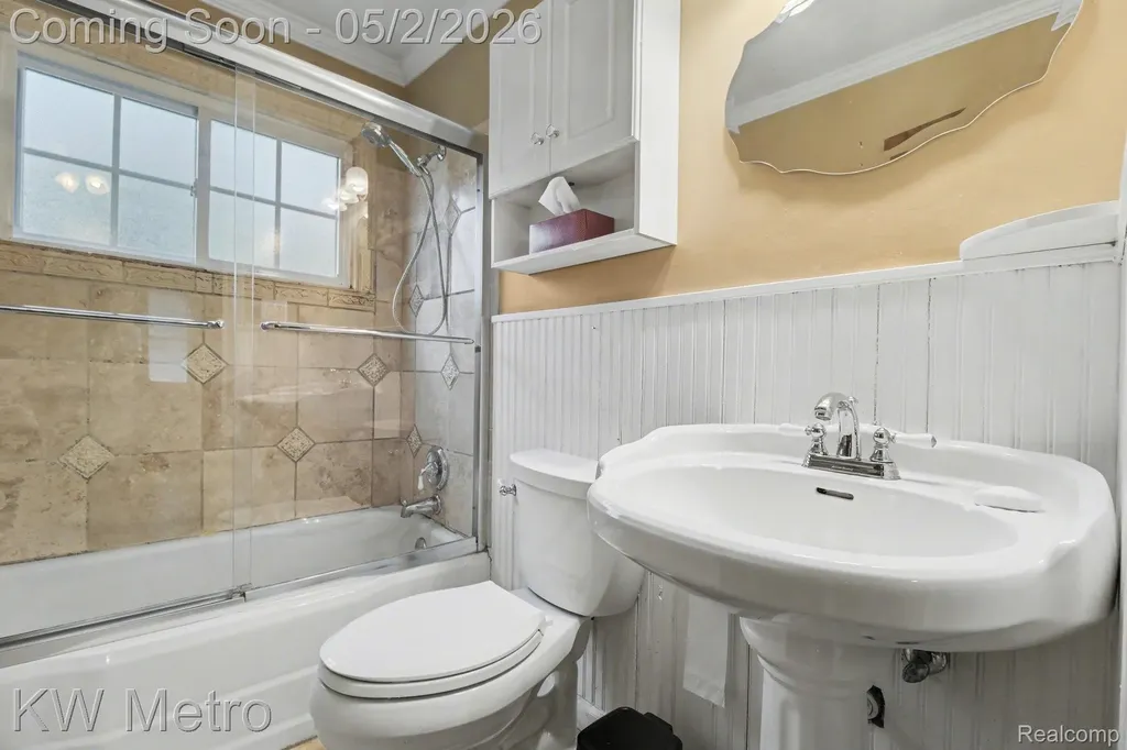 21945 Cyman Avenue Warren City MI 48091