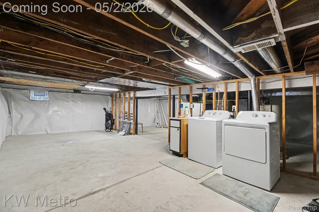 21945 Cyman Avenue Warren City MI 48091