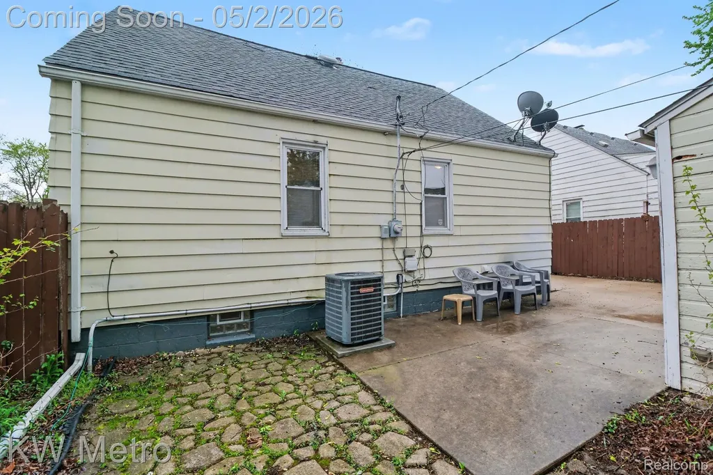21945 Cyman Avenue Warren City MI 48091