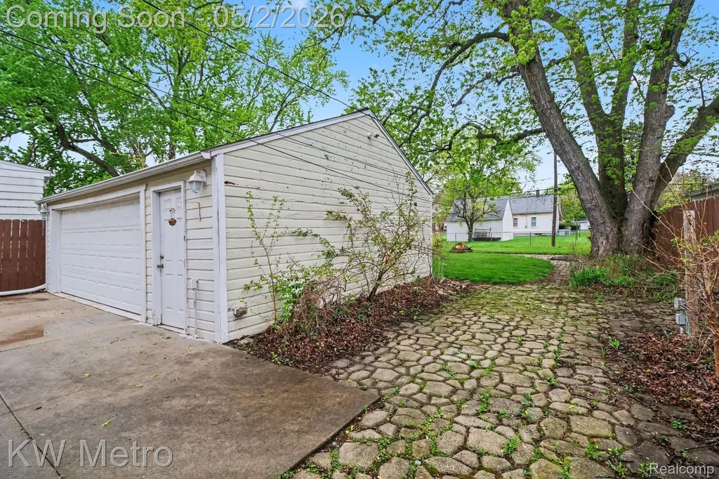 21945 Cyman Avenue Warren City MI 48091