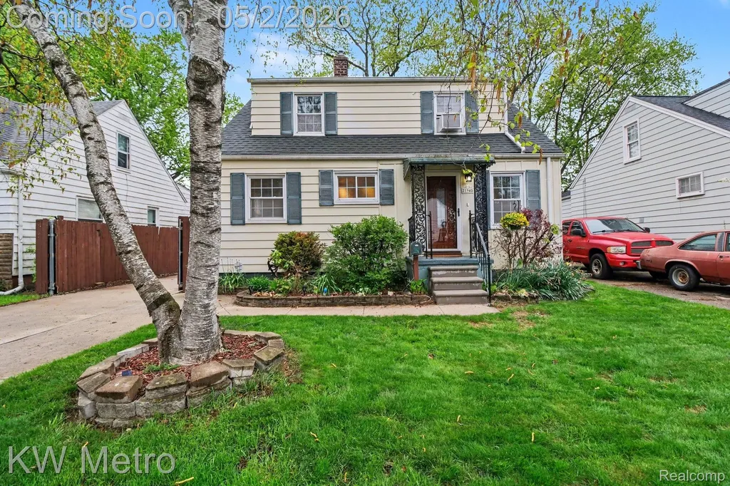 21945 Cyman Avenue Warren City MI 48091