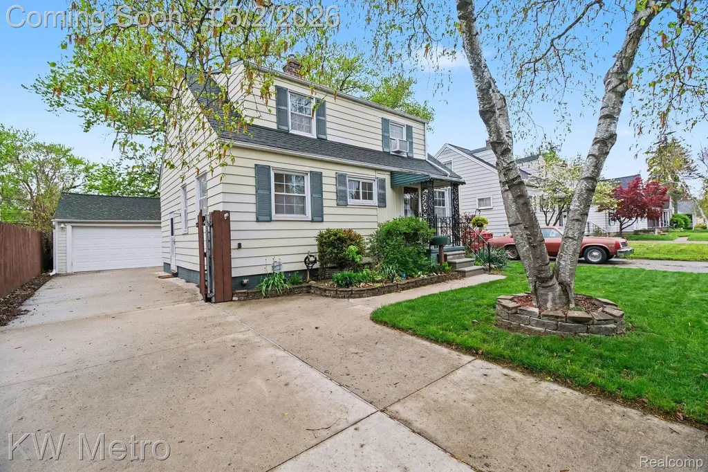 21945 Cyman Avenue Warren City MI 48091