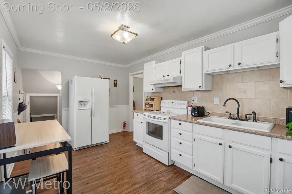 21945 Cyman Avenue Warren City MI 48091