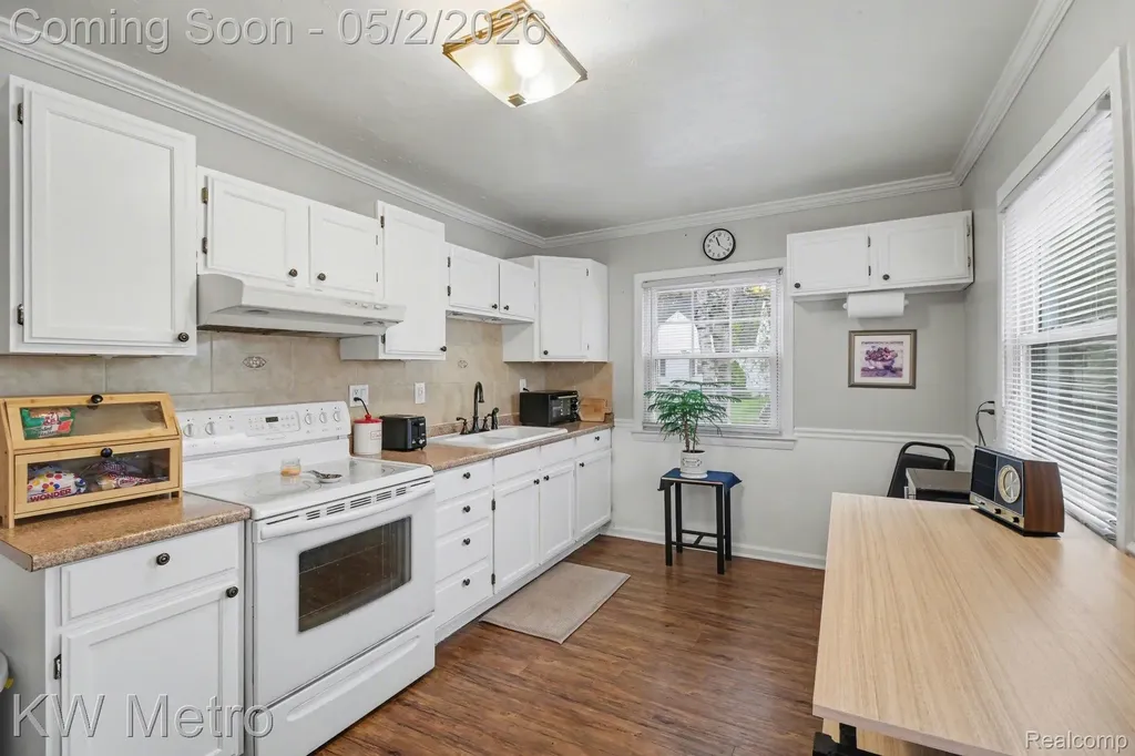 21945 Cyman Avenue Warren City MI 48091