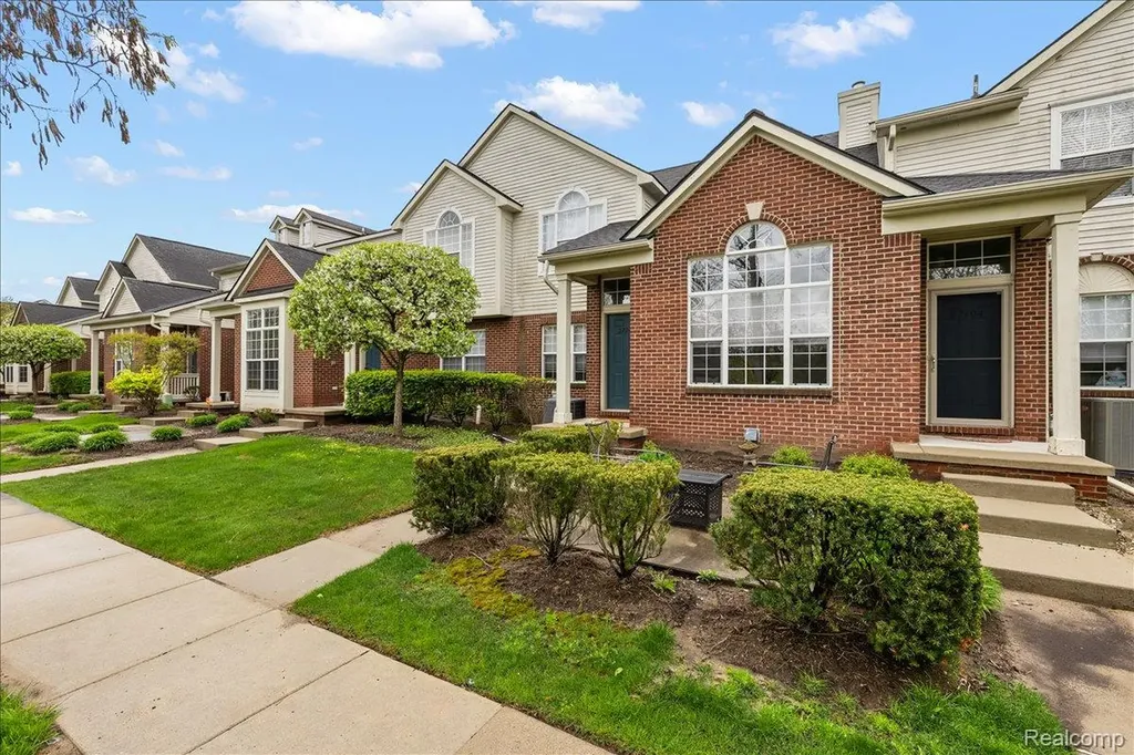 27204 Chantel Drive Walled Lake City MI 48390