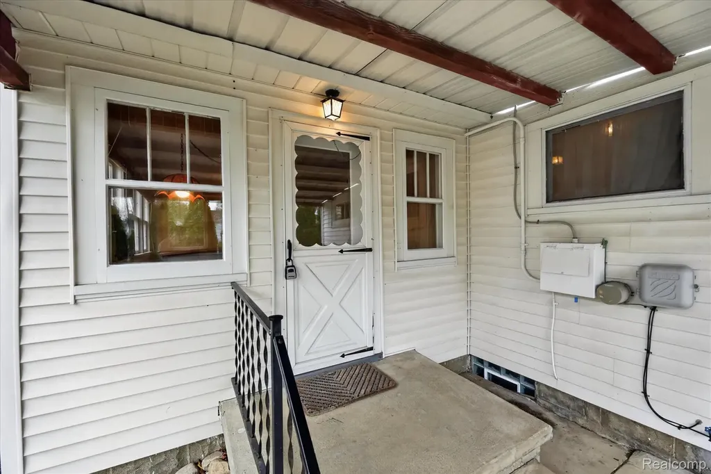 516 W Washington Street Howell City MI 48843
