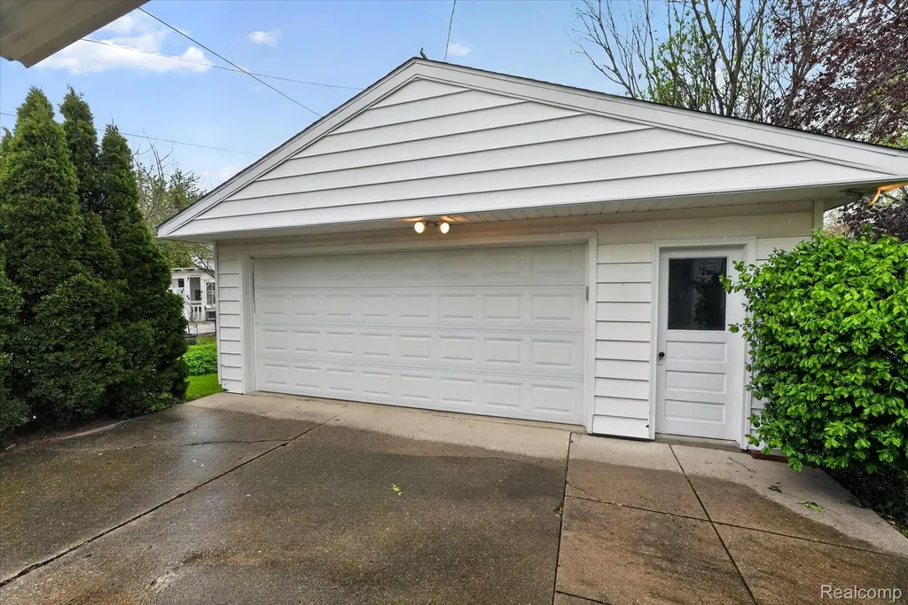 516 W Washington Street Howell City MI 48843