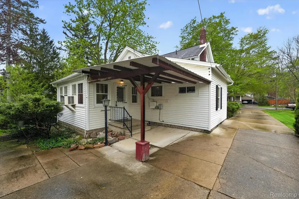 516 W Washington Street Howell City MI 48843